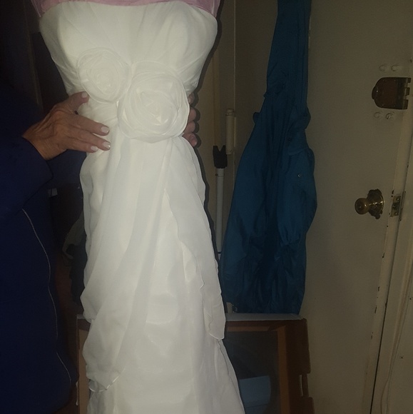 Wedding gown - Picture 4 of 8